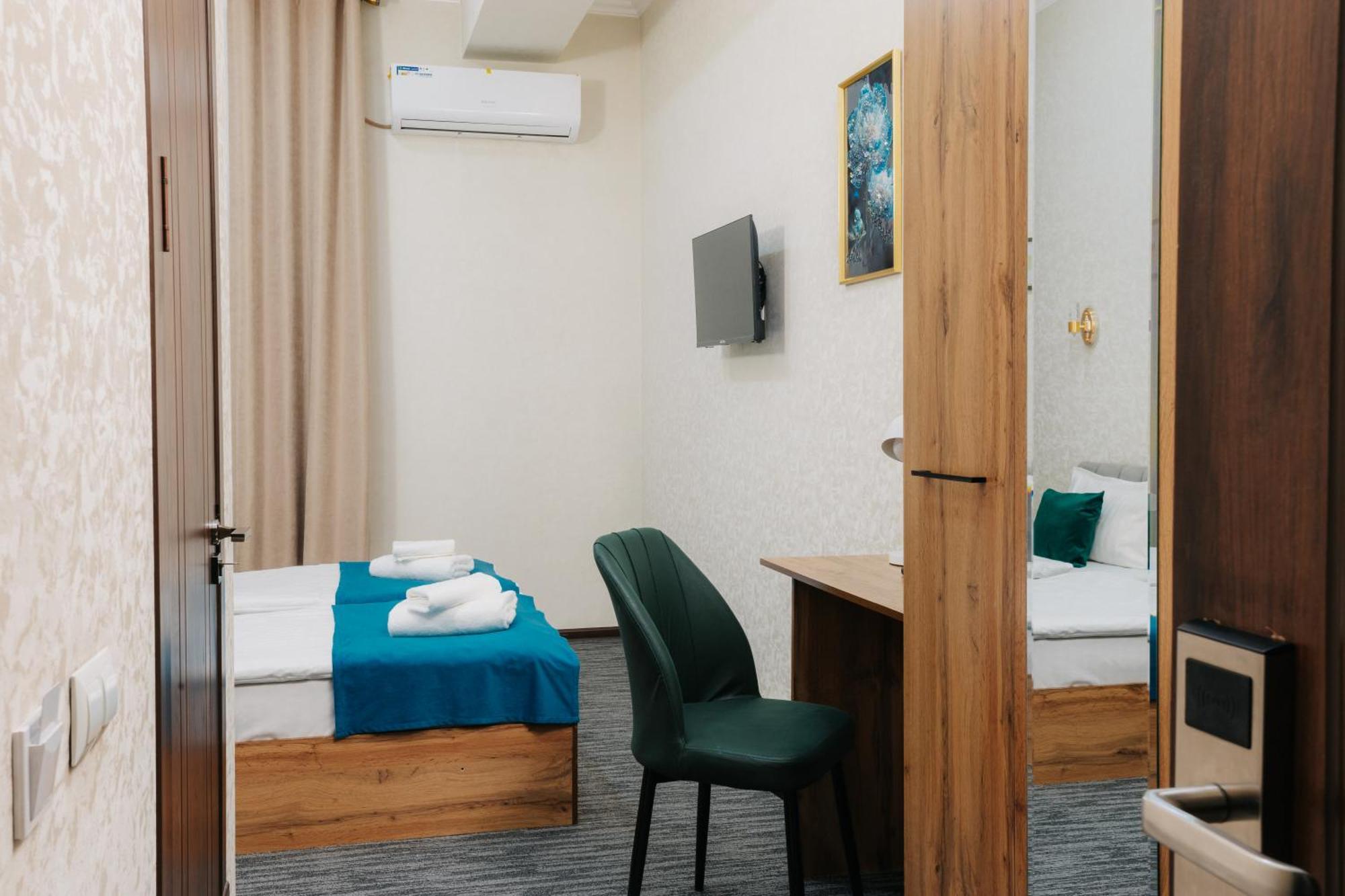 Resident Hotel Tashkent Esterno foto